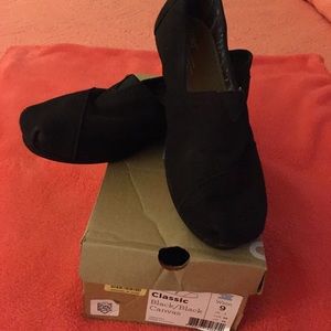 Black canvas Toms